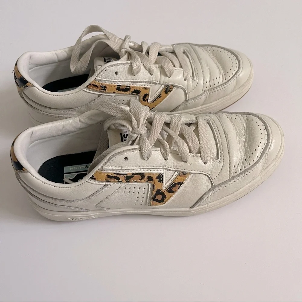 VANS Lace Up Leather Sneakers Women Size 7 Ivory Animal Print Casual Comfy